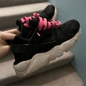 Black Nike Huaraches